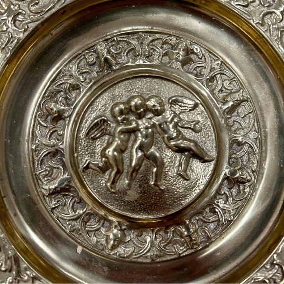 Italian Vintage Embossed Brass Wall Plate with Putti & Mythical Motifs - Picture 2 of 5